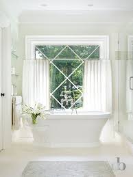 Diese Badezimmerdesigns Werden Ihre Aufmerksamkeit Auf Sich Ziehen In 2020 Bad Fenster Vorhange Badezimmer Fenster Ideen Shabby Chic Badezimmer