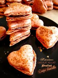 Macarons Coeurs Au Chocolat Au Lait Praline Et Crepe Dentelle Recette Recette Macaron Facile Macaron Recette Macaron