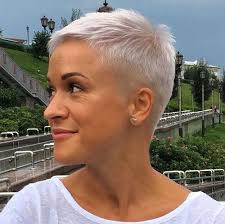 Et si vous profitiez de cette période pour oser une toute ce n'est pas parce que vous avez les cheveux bouclés que vous ne pouvez pas adopter le court. 26 Short Pixie Haircuts For Pretty Look Coupe De Cheveux Courte Cheveux Extremement Courts Cheveux Courts
