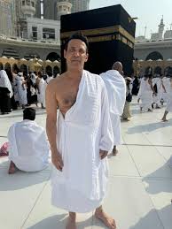 سعد الصغير يؤدى مناسك العمرة من أمام الكعبة.. صور - اليوم السابع