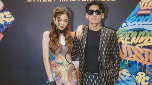 ระหว่าง ดีเจเพชรจ้า วิเชียร กุศลมโนมัย กับ นิวเคลียร์ หรรษา ซึ่งก่อนหน้านี้ก็มีอักษรย่อออกมาให้เดากันเล็กน้อยว่ามีคู่รัก. Q9s7b9eyckrmqm