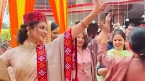 Kangana Ranaut Dances To Folk Song At Brother S Reception Says It S About A Woman Expressing Her Love For Her Mother Watch Bollywood Tech Terrane Because to dance or not to dance. tech terrane