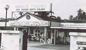 Its position is in the middle of the state, bordering kuala kangsar district on the north, perak central on the west, batang padang on the south and the states of kelantan and pahang on the east. Tempat Pertemuan Pembesar Melayu