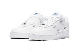 Nike Adds Luxury Metal Swooshes To The Air Force 1 Nike Air Force Nike Schuhe Nike Air