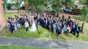 So lassen sich die kosten für das kleid reduzieren und das budget eurer hochzeit etwas schonen. Drohnenfotografie Geburtstage Und Hochzeiten Olli Zimtstern Fotograf Aus Lubeck Fur Veranstaltungen Und Drohnen Luftaufnahmen