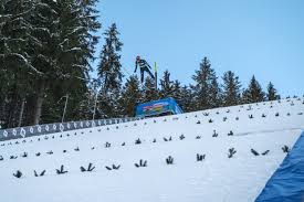Der 33 jahre alte pole sprang am samstag im schwarzwald 139 und 144 meter und. Live Weltcup Der Skispringer In Titisee Neustadt Skispringen Com
