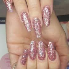Uñas color rosa, diseños actuales (tendencias) que te servirán de inspiración uñas en tonos mate,palo, pastel, combinaciones con negro dorado, plata y más. Unas De Acrilico Rosas Con Dorado 20 Estilos De Unas Acrilicas Elegantes El Dorado Es Un Color Con El Que Puedes Expresar Elegancia Pero Tambien Opulencia Danzaterapeuticalaserenachile