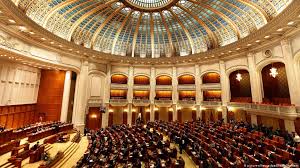 Premierul maia sandu susține că moțiunea de cenzură pe care o înaintează partidul democrat împotriva sa ar avea legătură cu faptul că tot în ședința de azi a parlamentului va fi prezentat raportul comisiei care partidul democrat va înainta astăzi o moțiune de cenzură împotriva guvernului sandu. Contratimp Romanesc Romania Dw 19 06 2019