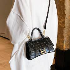 I went to a restaurant yesterday evening with my sister's children. Designer Luxury Soft Top Handle Tote Women Alligator Leather Hourglass Handbag Girl Brand B Metal Shoulder Messenger Bags Female Cartandship