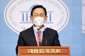 알앤써치 '국민들은 지금' 정기 여론조사 이준석, 나경원에 '더블스코어' 가까이 앞서 전 연령·성·지역·지지정당별 조사 모두 1위. Tmzhowynb5ubzm