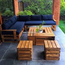 Such A Simple And Yet Creative Working Of The Pallet Couch And Table Furniture Set Is Int Pallet Furniture Outdoor Outdoor Furniture Plans Diy Pallet Furniture