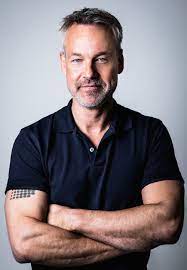 At a time when more and more people are digging themselves into trenches and desperately holding on to their opinions. Henrik Shyffert Kahlo