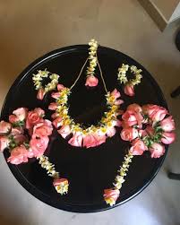 Yet Another Design Of Our Fresh Flower Jewellery The Gajra Also Has A Ring Fresh Flower Jewelry Flower Jewellery Flower Jewellery For Haldi
