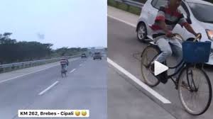 Check spelling or type a new query. Santuy Pria Naik Sepeda Di Tengah Jalan Tol Cipali Videonya Viral