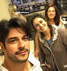 4 530 Me Gusta 169 Comentarios Burak Ozcivit Fan Page Burakwozcivit R En Instagram Burak S Mamoj I Sestroj In 2020 Turkish Actors Burak Ozcivit Actors