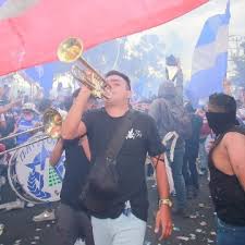 Tras el histórico campeonato del cruz azul tras vencer al santos laguna en el estadio azteca. Cruz Azul Aficion De La Maquina Se Amanece Festejando En El Angel De La Independencia