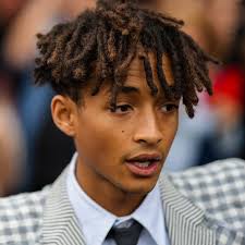 Por qué Jaden Smith se ha presentado en los Premios Grammy 2025 con el  castillo a cuestas (literalmente)