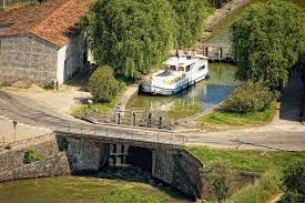 241 km de long, de toulouse à l'etang de thau. Balade En Bateau Sur Le Canal Du Midi Par Crt Midi Pyrenees Dominique Viet Tourismemidipy Midipyrenees France Fluvial Batea Countryside France Aquitaine