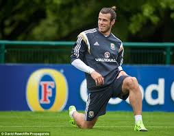 Check these pictures of gareth bale and the haircut, it's a perfect slicked. Latest Gareth Bale Man Bun And Samurai Hairstyle Pictures