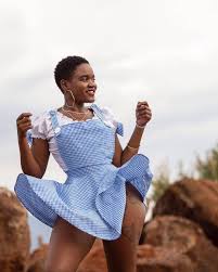 Uko ajya andongora / mu mafoto, uko byari byifashe i rubavu mbere y'uko umukino. Aranswera Cyane