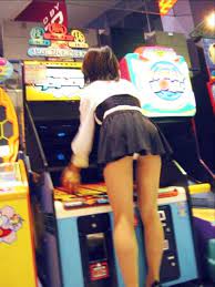 パンチラ穴場⁉ ゲーセンでパンツ見えている女子の盗撮画像 | パンチラ109