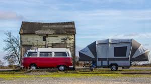 Coup de projecteur sur la tipoon, une caravane compacte et fruit d'une invention d'un père et son fils vendéen qui a pour but de proposer une solution afin d. Opus La Caravane Pliante Qui Fait Son Cinema Le Monde Du Plein Air