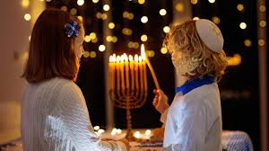 Chanukkah, hanukkah) oder lichterfest ist ein acht tage dauerndes, jährlich gefeiertes jüdisches fest zum gedenken an die . Chanuka V Roce 2021 Co To Je A Proc Se Slavi