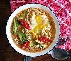 Masak mi maggi dengan kuantiti air yang sedikit dan masukkan isi ayam tersebut. Resipi Enak Maggi Kari Tumis Ini Pasti Membuat Anda Terliur