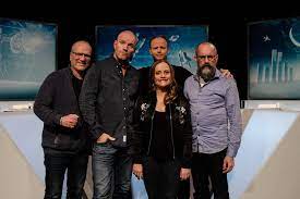 Tv guide brukes i sofaen foran tven. Facebook