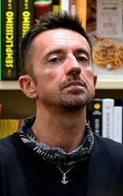 Il giornalista è riuscito a vaccinarsi grazie a una lista di riserva. Andrea Scanzi Wikipedia