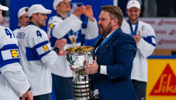 Antti Pennanen ja uusi rakas Espoon viinijuhlilla – katso kuva! | Seiska
