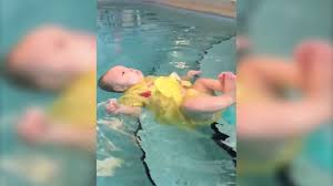 We would like to show you a description here but the site won't allow us. Video Video De Bebe Que Se Joga Na Piscina E Boia Sozinha Viraliza Na Internet Uol Tv E Famosos