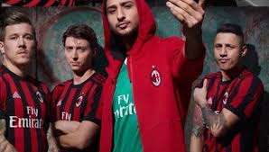Gli anni bui al milan, fatti di incomprensioni e infortuni sono ormai alle spalle, e in un'intervista a tmw il centravanti del benevento non ha fatto mistero di una parentesi buia della sua carriera. Ac Milan Presento Su Nueva Camiseta Utilizo A Lapadula Como Modelo Y Lo Peor Vino Despues Futbol Internacional Depor
