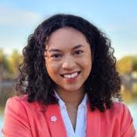 Kari Saylor's Instagram, Twitter & Facebook