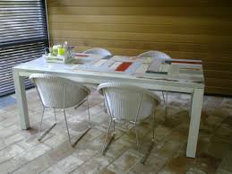 tafel van hergebruikt hout met lloyd loom stoelen hergebruikt hout tafel op maat tafels
