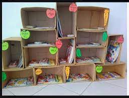 Gunakan kardus bekas tersebut menjadi barang yang bermanfaat, seperti rak buku ini. Rak Buku Cantik Dari Kardus Bekas Dunia Belajar Anak