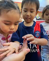 In our N1 I Love Reading class, we had so much fun learning about the  letter "W." And "W" is for... worms! 🪱🌈 Our friend Rainbow Bear even  brought his pet worms