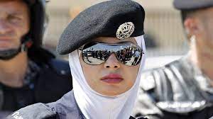 دعا مدير الأمن العام الأردني، فاضل الحمود، المحتجين إلى ضرورة التعبير عن مطالبهم بالطرق السلمية والحضارية، مضيفا أن بعضهم ارتكب أعمال تخريب وأغلق الطرقات العامة. Ø§Ù„Ø£Ù…Ù† Ø§Ù„Ø¹Ø§Ù… ÙÙŠ Ø§Ù„Ø£Ø±Ø¯Ù† ÙŠÙˆØ¶Ø­ Ø­Ù‚ÙŠÙ‚Ø© ØªØ¬Ù†ÙŠØ¯ Ø§Ù„Ø¥Ù†Ø§Ø« Ø¹Ø±Ø¨ÙŠ ØªØ±ÙŠÙ†Ø¯