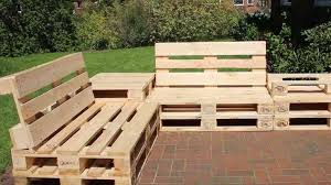 Tisch Sessel Aus Paletten Bauen Diy Anleitung Video In 2020 Europalette Mobel Garten Mobel Aus Paletten Paletten Mobel Bauen