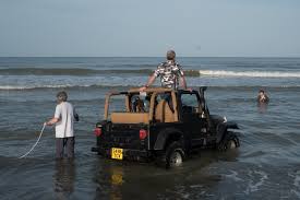 Les trois présentateurs présentent leur nouvelle émission tv avec des centaines de voitures, des milliers de personnes, un scorpion métallique cracheur de feu, un escadron de jets. The Grand Tour The Colombia Special Part 2 Tv Episode 2019 Imdb