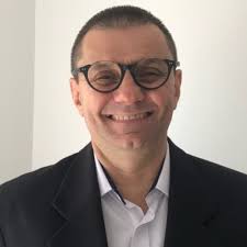 Há exatamente um ano, tomei a #decisão mais desafiadora e significativa da  minha #carreira: abraçar um projeto audacioso