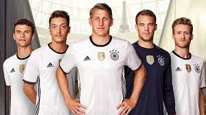 L'euro 2016 qui s'est achevé dimanche avec la victoire du portugal face à la france laisse une impression contrastée, entre débordements et ferveur populaire, matchs intenses ou soporifiques. Et Voici Le Maillot De L Euro 2016 Dfb Deutscher Fussball Bund E V