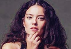 1981 yılında i̇stanbul'da doğan pelin akil, yeditepe üniversitesi tiyatro bölümü mezunudur. Pelin Akil Kimdir Kac Yasinda Nereli Boyu Kac Biyografisi