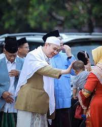 Di tenpat pengantenan aku kd nyaman mun kd membantu bantu apa ja yg kw aku gawi aku gawi drpd bediam disitu. Kiai Uci Turtusi Dan Pesan Dari Gus Dur Aswaja Laduni Id