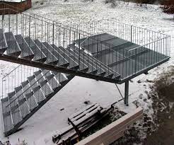 treppe im aussenbereich mit gitterrosten fluchttreppe fluchttreppe treppe treppe aussen