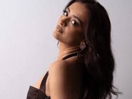 Dan Hochman contemplates relationships in “Pain Of An Almost”