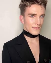 Ewan Mitchell at the British Vogue Fashion and Film party 😍 The gloves,  THE GLOVES! : r/popculturechat