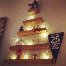 セリアのウォールバー3本でウォールツリーを作ってみました そこにクリスマスの小物を飾り 去年3coinsで買った星のライトを飾り付けました ウォール セリア たたみコーナー