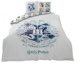 Grace a son design linéal et ses couleurs sobres, la housse de couette harry donnera a votre literie une élégante touche qui la transformera en l'élément clé de votre chambre. Carbotex Housse De Couette Harry Potter 200 X 140 Cm Coton Blanc Internet Toys