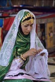 Lieux incontournables, idées de séjour, itinéraires, infos pratiques et culturelles de sumail et les bonnes adresses du petit futé pour se restaurer, sortir. Middle East Traditional Clothing Sumail Oman Arabian Peninsula Middle East Omani Woman From Sumail Traditional Outfits Arabic Clothing Women